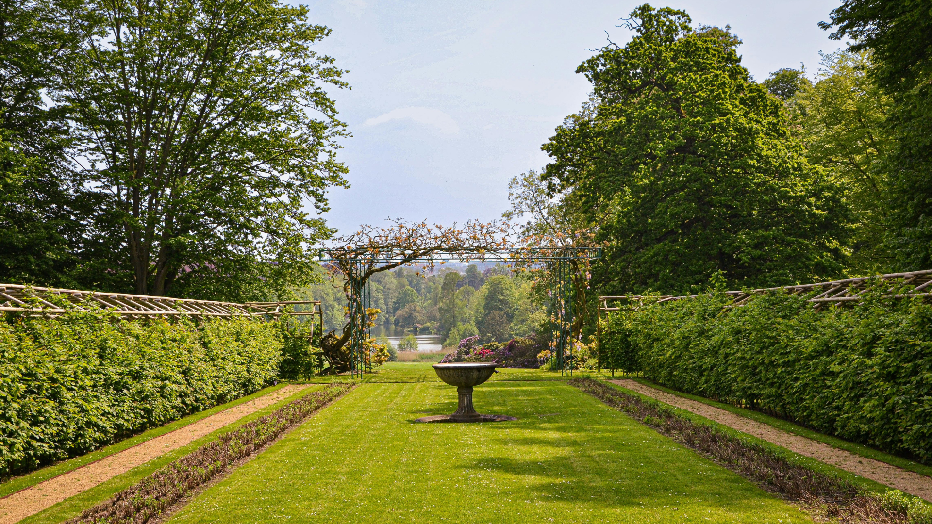 Jardinier paysagiste au travail – Nicolay Jardin Luxembourg